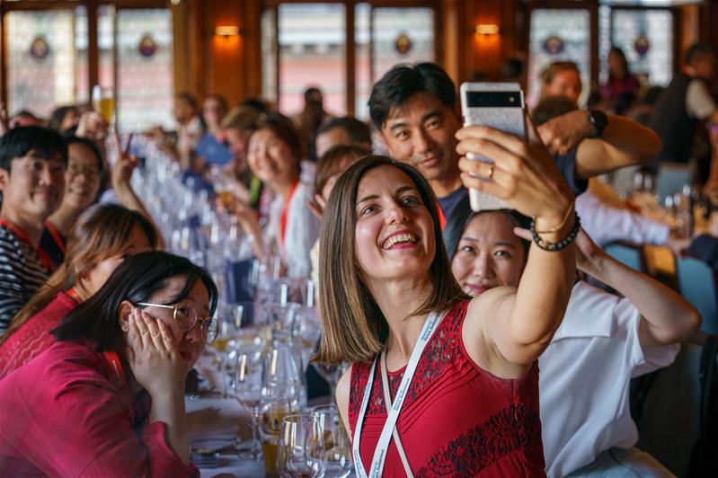 Anita Berardi fait un selfie avec des touristes étrangers.